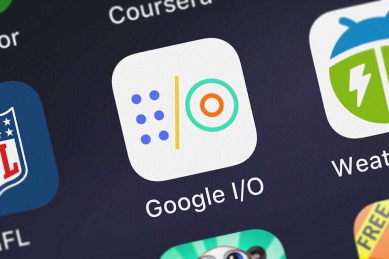 Google I/O Logo auf dunklem Hintergrund mit farbigen Symbolen, passend zu Google I/O 2026 und der KI-Agenda für Marketer.