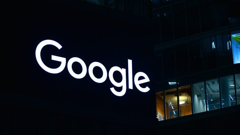 Leuchtendes Google-Logo an einem modernen Bürogebäude bei Nacht zum Thema google.com/goto und Rankingmessung