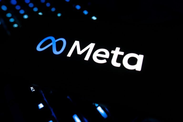 Meta-Logo auf dunklem Hintergrund mit blauem Leuchten, passend zum Thema Meta Advantage+ und der KI-gestützten Automatisierung im Ads Manager.