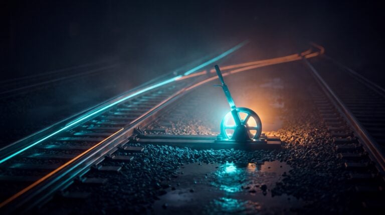 Server Side Tracking als leuchtende Gleisweiche im Dunkeln, die ankommende Datenströme auf eigene Bahnen lenkt.