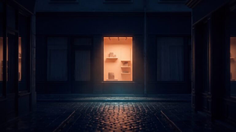 Shopify SEO als einziges warm leuchtendes Schaufenster in einer dunklen Einkaufsstraße – Symbolbild für Sichtbarkeit im Netz.