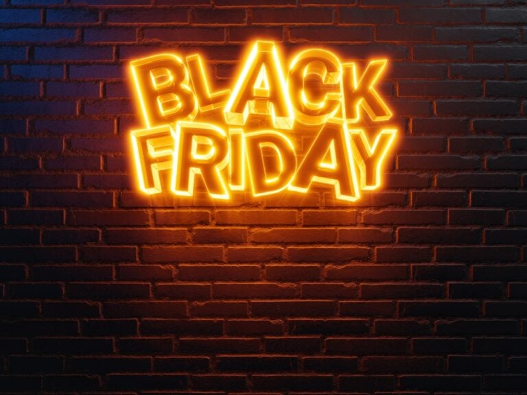 Neonlicht mit der Aufschrift 'Black Friday' an einer Backsteinwand.