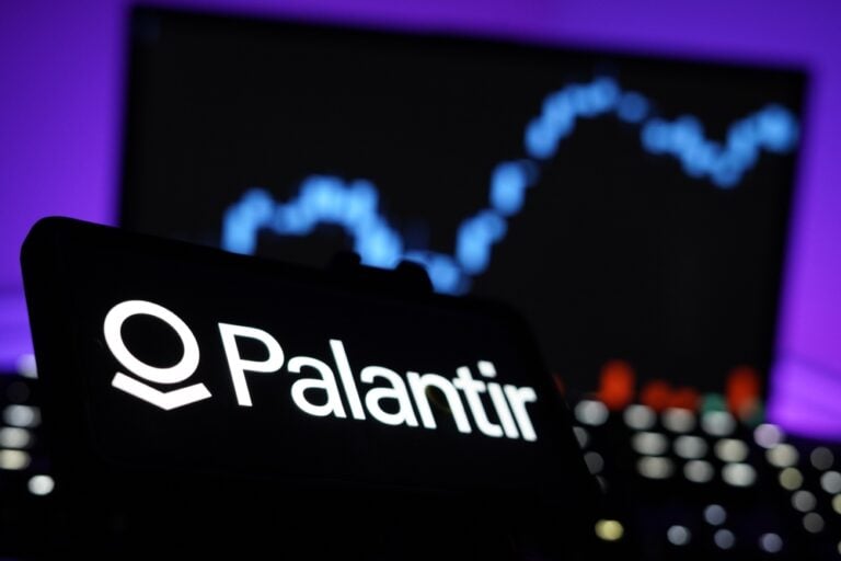 In der KI-Ära steht das Palantir Technologies-Logo vor einem schwarzen Bildschirm mit violettem Licht und sichtbarem Kursverlauf.