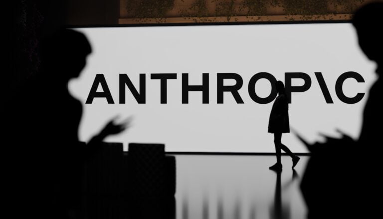Vor dem großen Schriftzug Anthropic steht eine Person auf der Bühne, im Vordergrund sind Publikums-Silhouetten zu sehen.